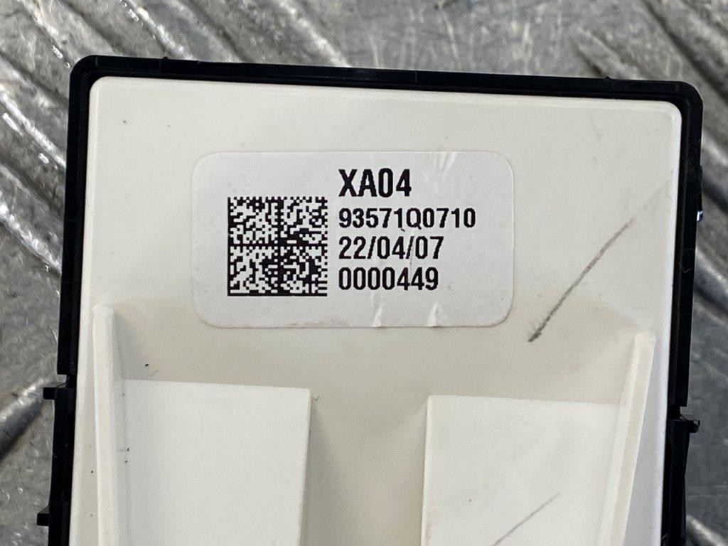 20-26 HYUNDAI I20 MK3/BAYON DRIVER SIDE FRONT WINDOW CONTROL SWITCH 93571Q0710 - Thumbnail 6